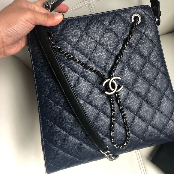 Chanel Medium Bucket bag - Picture 2 of 8